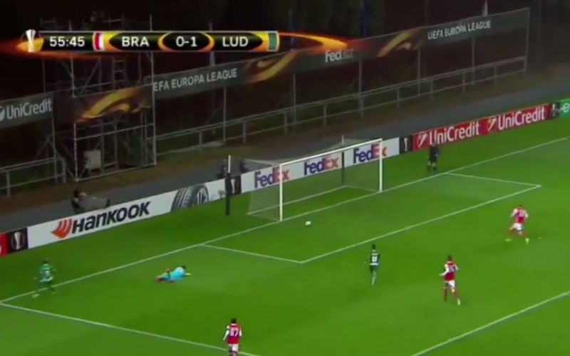 Hoe vaker je deze owngoal ziet, hoe belachelijker die wordt (video)