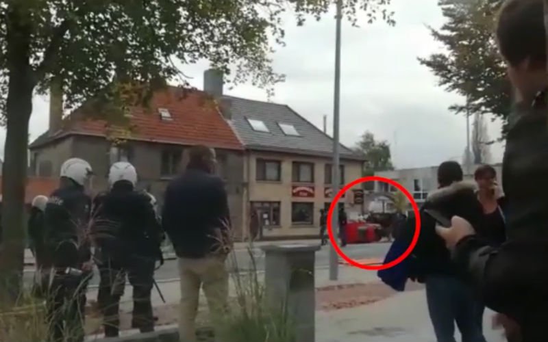 Zo takelden hooligans gisteren het autootje van rolstoelgebruiker zwaar toe (video)