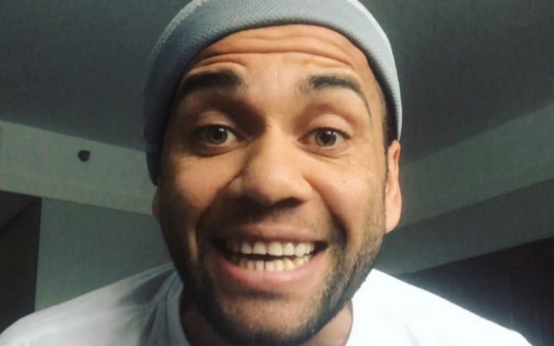 Dani Alves showt zijn zangtalenten in deze hilarische video (video)