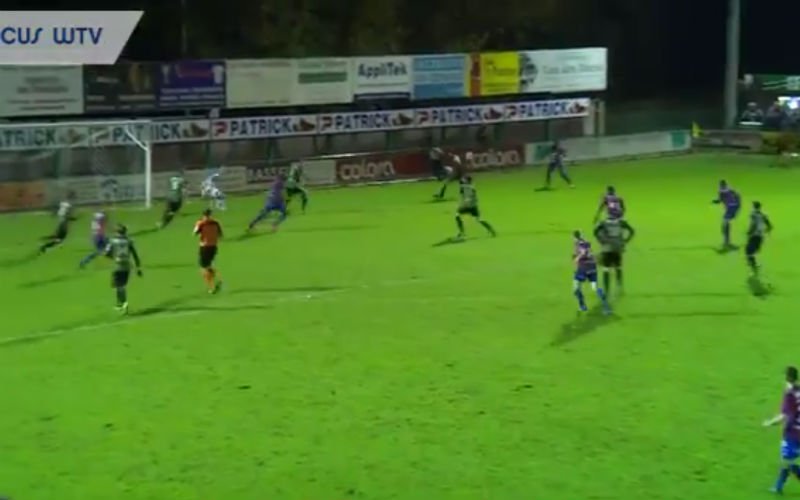 Ex-spits Club Brugge Kouemaha maakt op zijn oude dag nog lekker doelpunt (video)