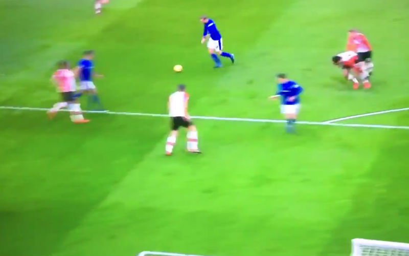 Sigurdsson raakt drie keer het houtwerk, maar maakt fenomenaal doelpunt (video)