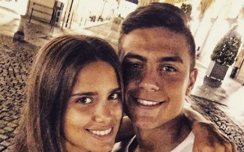 Bloedmooie WAG van Dybala geeft zwemfeestje voor vriendinnen en die stralen allemaal in bikini 