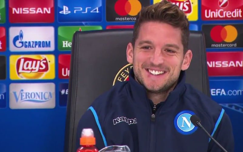 'Playboy' Dries Mertens flirt eventjes met journaliste voor wedstrijd tegen Feyenoord (video)