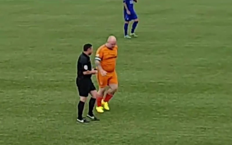 Dikke doelman probeert het eens op het veld en scoort dan deze geniale hattrick (video)