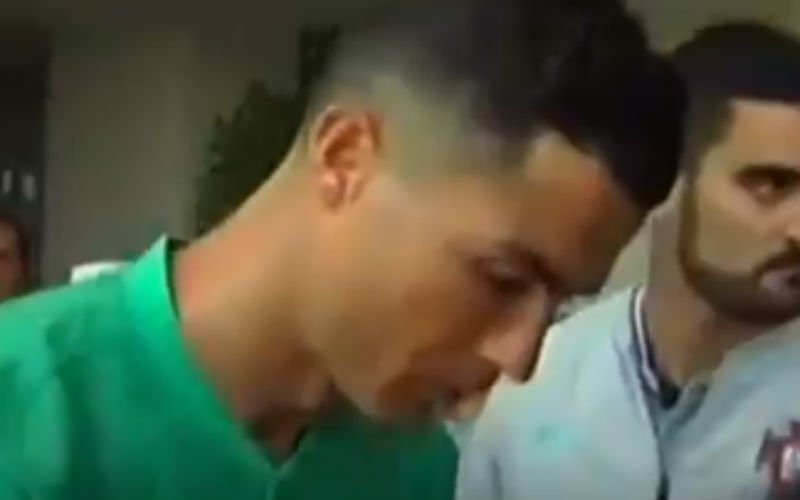 Zo reageert Ronaldo nadat fan vraagt om shirt van Real te tekenen (VIDEO)