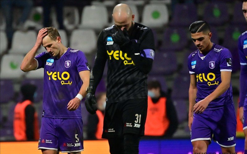 'Bom barst bij rode lantaarn Beerschot: Kleedkamer volledig ontspoord'