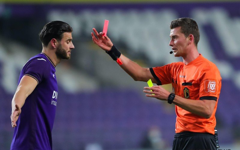 Anderlecht krijgt verrassend nieuws na rode kaart van Wesley Hoedt