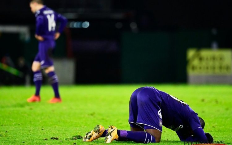 Anderlecht-aanhang is het kotsbeu en spuwt speler uit: 