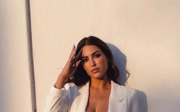 Ex-WAG Yolanthe Cabau gaat met sexy zussen in vol ornaat poseren: 