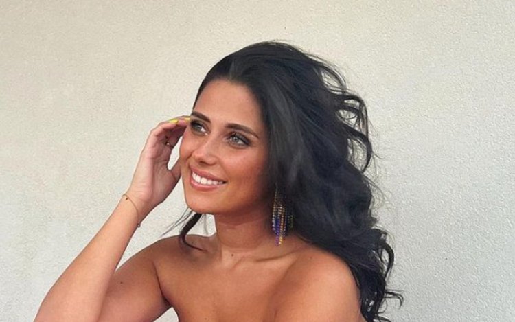 EX-WAG Raphaella gaat echt volledig uit de kleren en showt haar lichaam: 