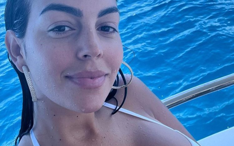 Ronaldo vindt troost in de geweldige boezem van zijn sexy WAG Georgina: 