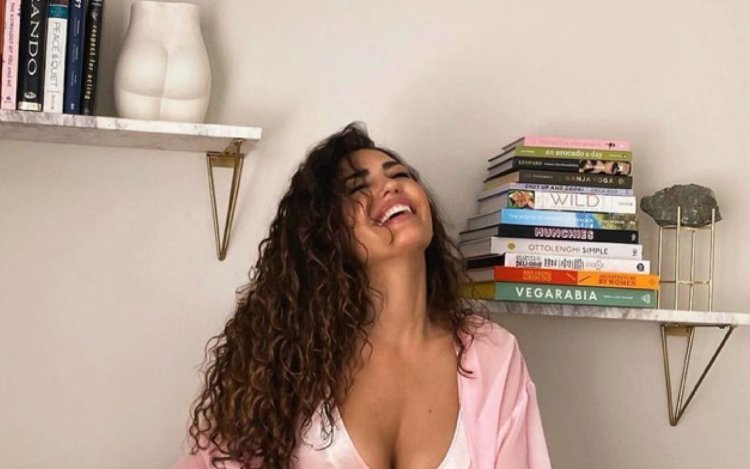 Yolanthe Cabau verwent haar fans en wringt rondingen in halfblote jurk: “Wow” 