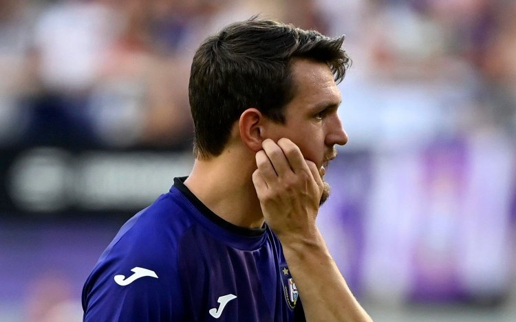 Benito Raman doet alle Anderlecht-fans opkijken met opmerkelijke actie op de bank