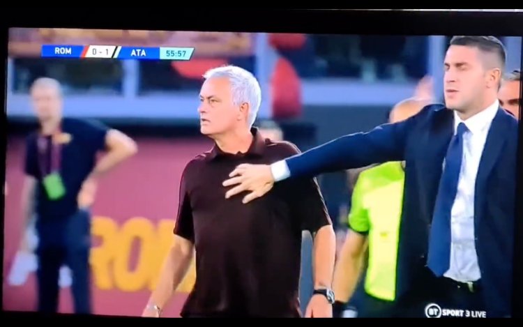 Beelden van woeste Mourinho op het veld gaan de wereld rond: 