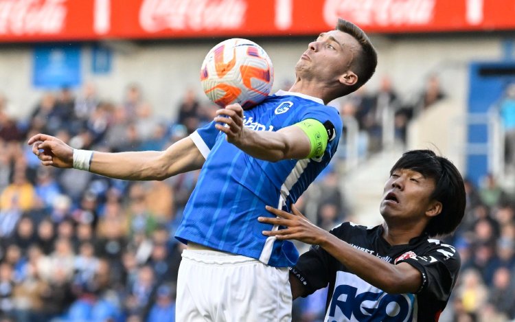 KRC Genk houdt leider Antwerp in het vizier na late penalty tegen KV Kortrijk