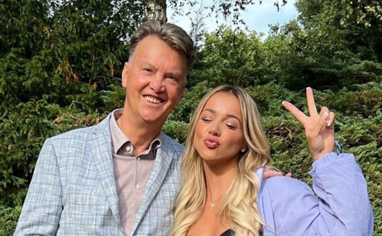 WK-WAG van de dag: Emma H. steunt Oranje en Van Gaal vol met diepe decolleté