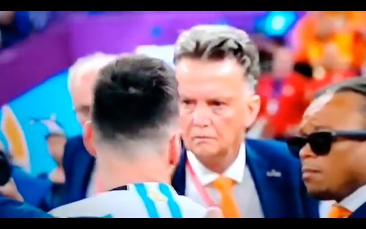 Beelden van heftige botsing tussen Louis van Gaal en Lionel Messi onthuld (VIDEO)