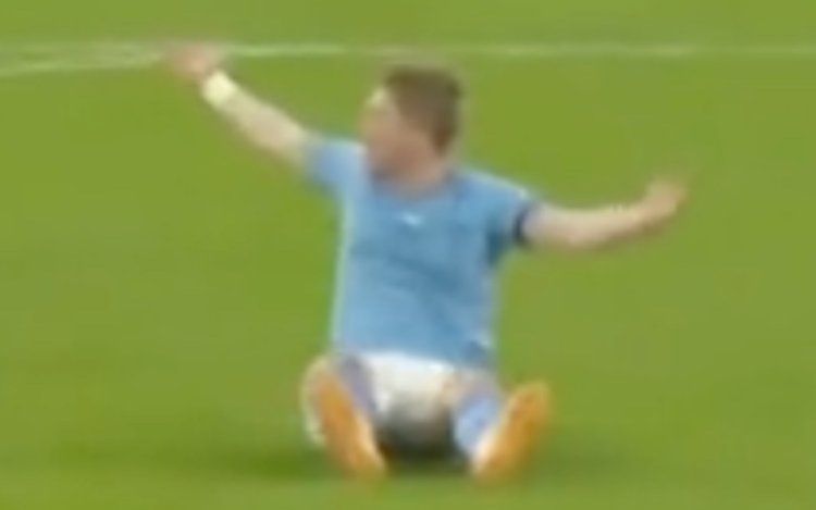 Pijnlijk: De Bruyne kan niet geloven wat hem overkomt en windt zich op (VIDEO)