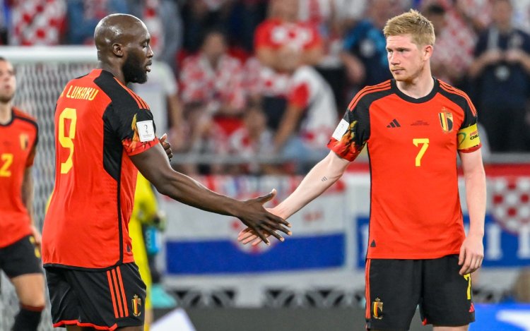 Kevin De Bruyne reageert nadat Romelu Lukaku naast kapiteinsband grijpt