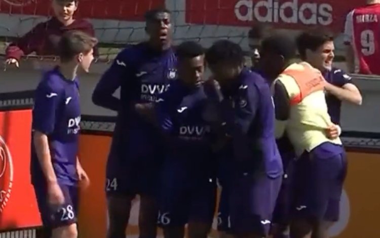 Paars-witte toptalenten halen fenomenaal uit en bezorgen Mbappé kater (VIDEO)