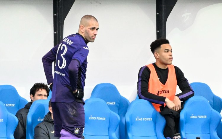 Anderlecht-supporters kunnen amper vatten wat Slimani nu doet op de bank