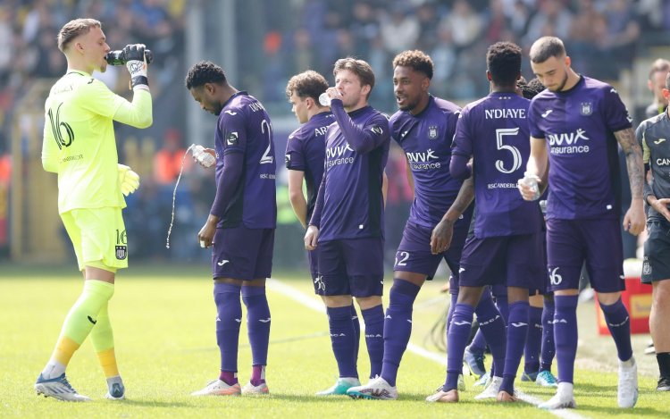 Anderlecht-drietal met de grond gelijkgemaakt: “Verkopen op eBay!” (VIDEO)