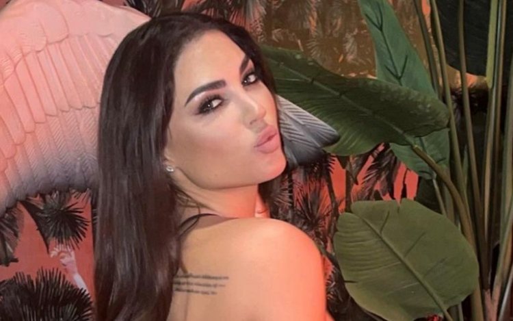 Wesley Sneijder ziet Yolanthe Cabau uitpakken: 