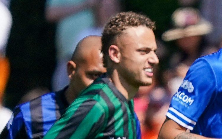 Noa Lang verschijnt plots op het veld in… groen-zwart shirt: Dít is de reden