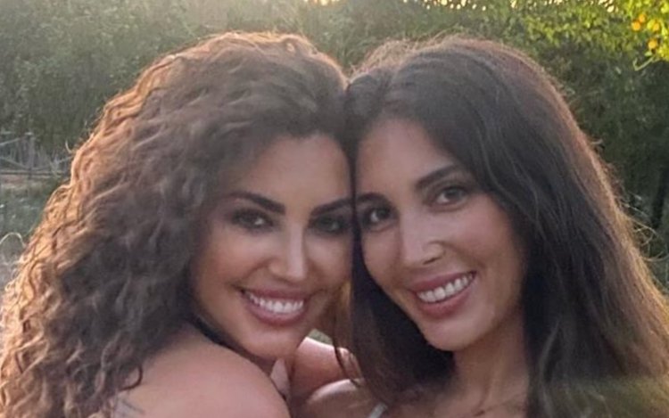 Yolanthe Cabau schaamt zich niet en stelt samen met sexy zus borsten tentoon