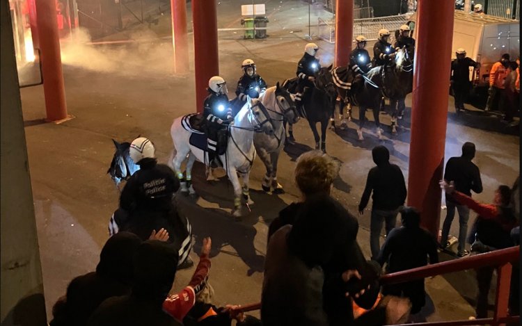 Het loopt helemaal uit de hand: Anderlecht-fans vallen Standard-supporters aan