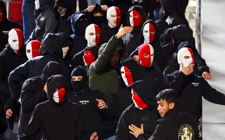 Antwerp-fans gooien bom naar eigen ‘invalide supporters’: “Hoe zielig kan je zijn?!” (VIDEO)