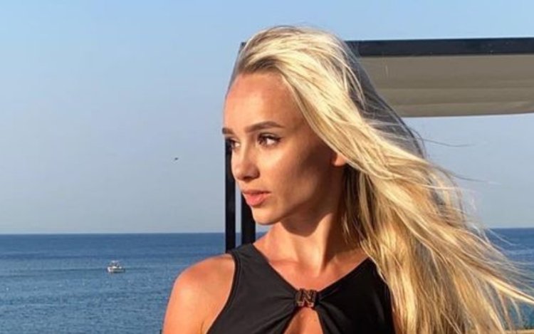 Amy Sonck neemt selfie in bikini en laat nog weinig aan de verbeelding over