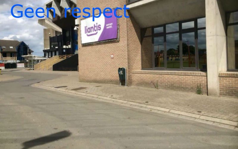 Paarswitte banner wordt teruggehangen aan Jan Breydelstadion