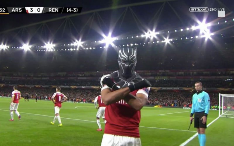 Aubameyang viert doelpunt met nieuw masker in Europa League (VIDEO)