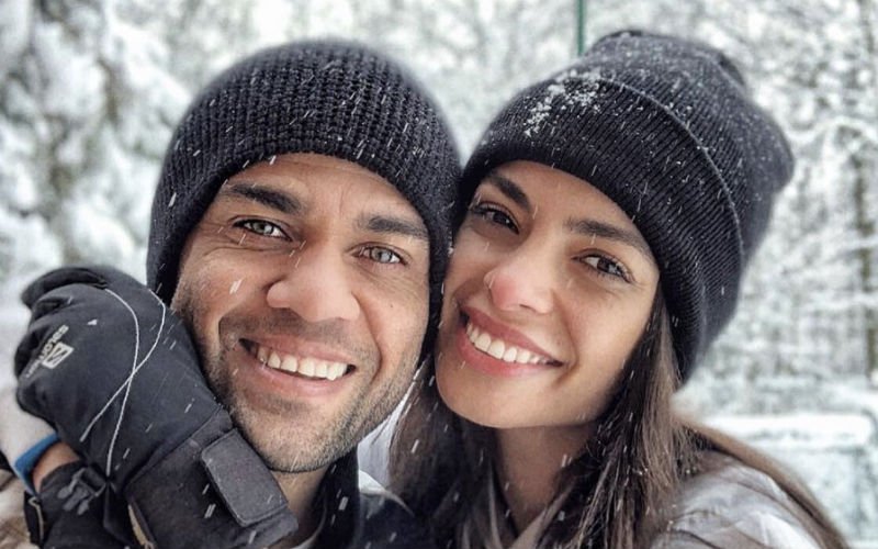 WAG van Dani Alves zorgt voor bloedhete valentijn met topless foto (Foto's)