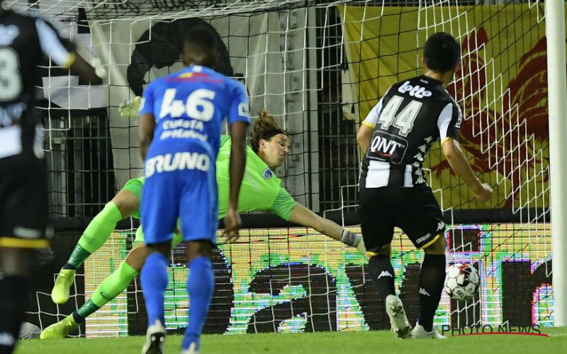 VAR zorgt voor opschudding bij Charleroi-Genk: “Schandalig. Wat een klucht