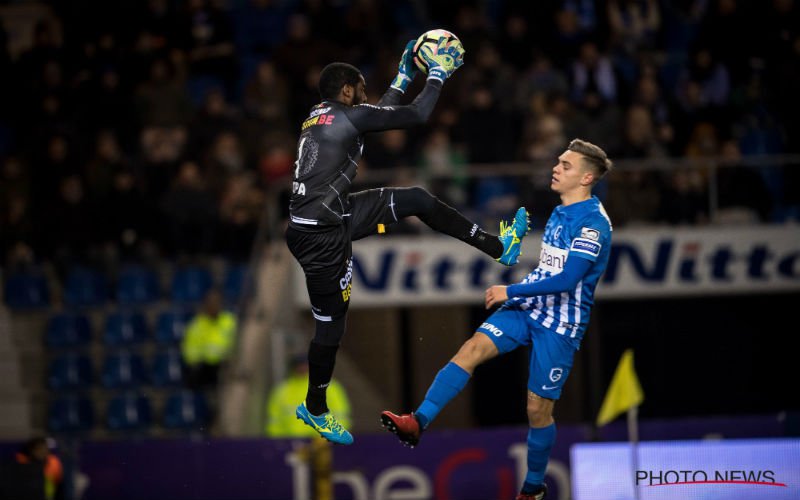 Barry Copa maakt handig gebruik van Lokers doelpunt om dit te doen