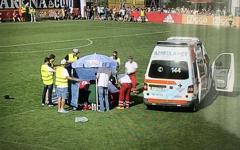 Drama: Ajax-speler zakt in elkaar tijdens wedstrijd