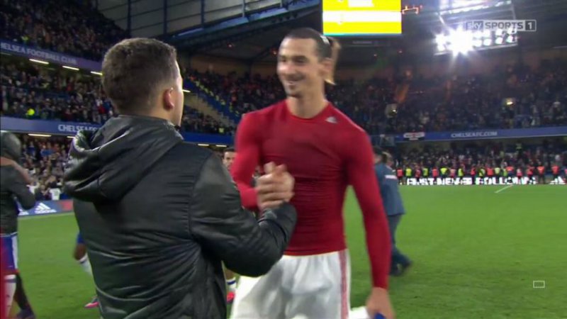 Dit beeld van Ibrahimovic en Hazard levert zware kritiek op