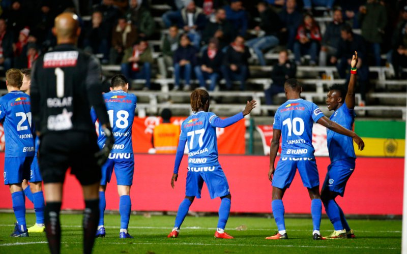 Racing Genk toont waarom het titelkandidaat is in knotsgekke match