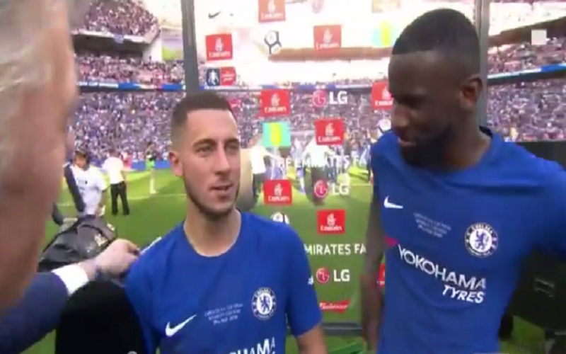 Chelsea smeekt en Hazard reageert op typische wijze, geweldig! (Video)