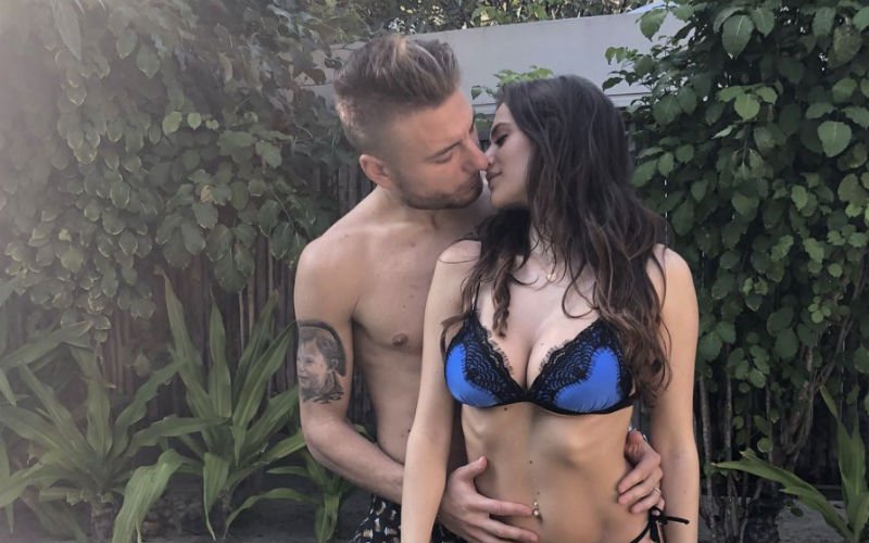 Immobile scoort op het veld en WAG Jessica maakt indruk ernaast (Foto's)