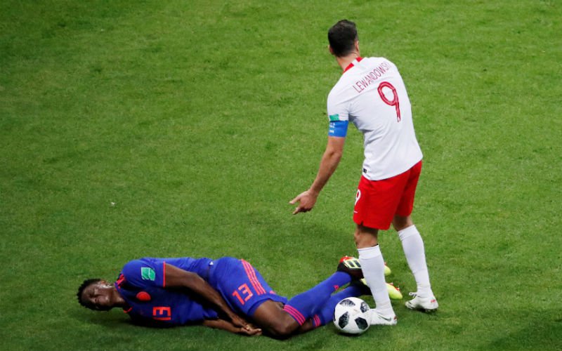 Niemand begrijpt wat Lewandowski plots doet tijdens Polen-Colombia (Video)