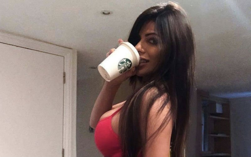 Miss BumBum draagt wel heel weinig kleren in de sneeuw (Foto's)