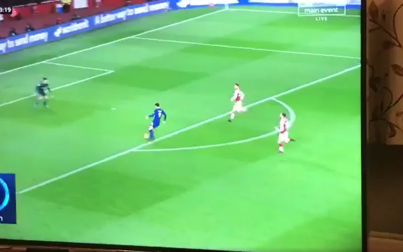 Morata komt alleen voor de keeper...En doet dan dit (Video)