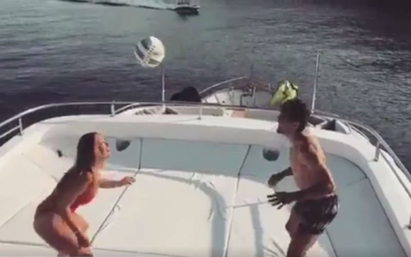 Dit doet Real-speler op vakantie met zijn WAG (Video)