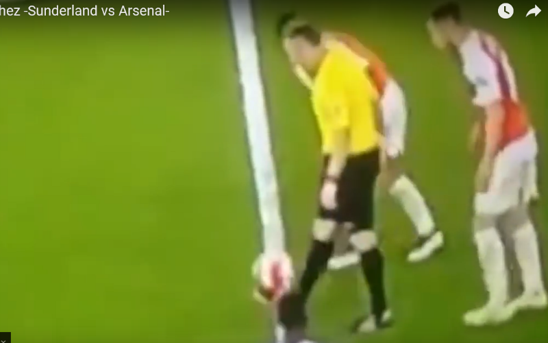 Hilarisch: Scheidsrechter zet Alexis Sanchez compleet voor schut (Video)