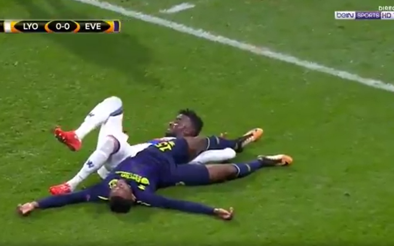 Everton-speler helemaal knock-out na deze vreselijke val (Video)