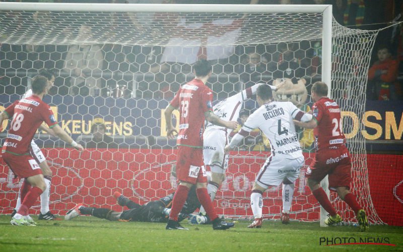 Ref gaat zwaar de mist in tijdens Oostende-Zulte Waregem, fans zijn woest