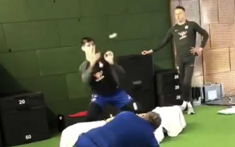 Straf! Courtois waant zich even Neo van The Matrix (Video)